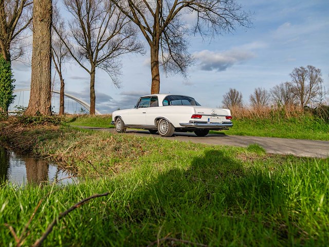 Mercedes-benz 250se coupé oldtimer - afbeelding 32 van  34