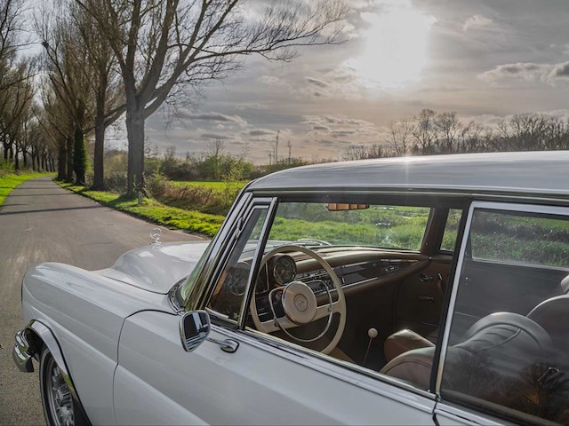 Mercedes-benz 250se coupé oldtimer - afbeelding 2 van  20