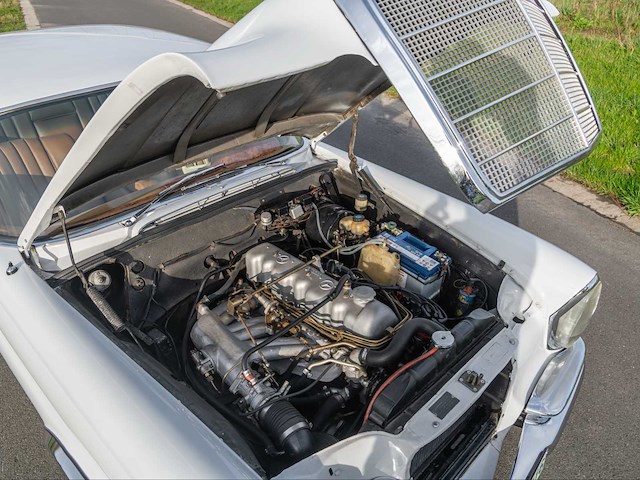 Mercedes-benz 250se coupé oldtimer - afbeelding 16 van  20