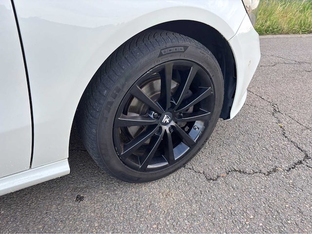 Mercedes-benz a180 amg line personenauto - afbeelding 4 van  37