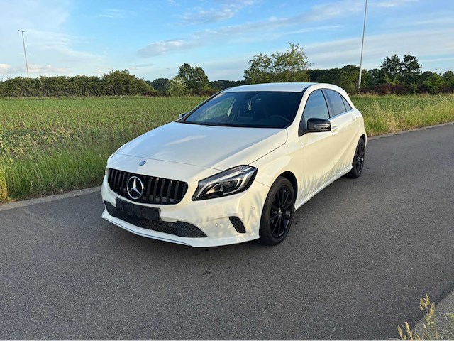 Mercedes-benz a180 amg line personenauto - afbeelding 1 van  37