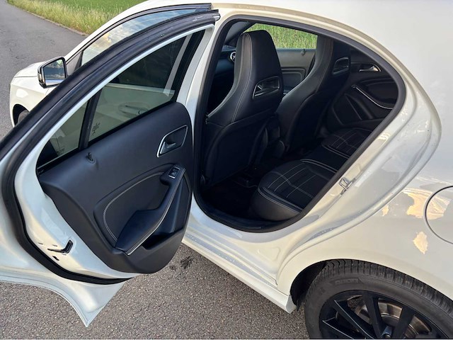 Mercedes-benz a180 amg line personenauto - afbeelding 14 van  37