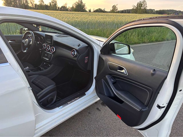 Mercedes-benz a180 amg line personenauto - afbeelding 21 van  37