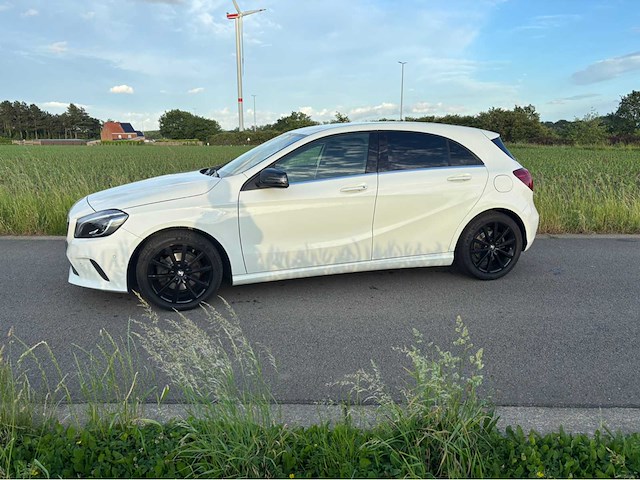 Mercedes-benz a180 amg line personenauto - afbeelding 12 van  37