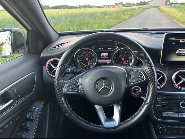 Mercedes-benz a180 amg line personenauto - afbeelding 8 van  37
