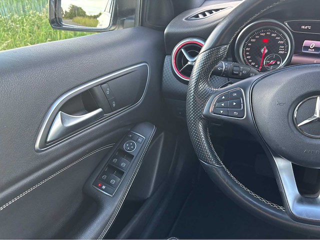 Mercedes-benz a180 amg line personenauto - afbeelding 9 van  37