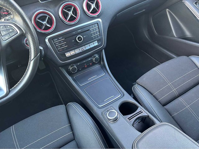 Mercedes-benz a180 amg line personenauto - afbeelding 11 van  37