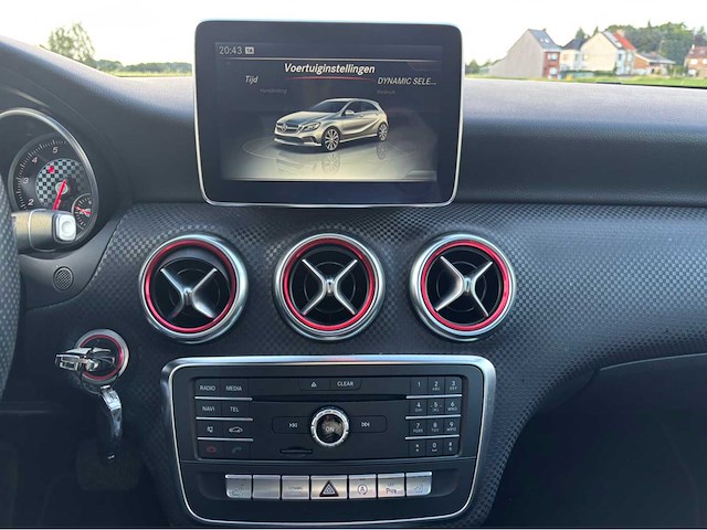 Mercedes-benz a180 amg line personenauto - afbeelding 13 van  37
