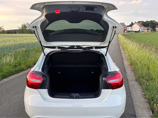 Mercedes-benz a180 amg line personenauto - afbeelding 16 van  37
