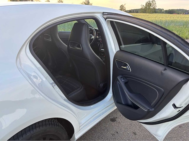 Mercedes-benz a180 amg line personenauto - afbeelding 19 van  37