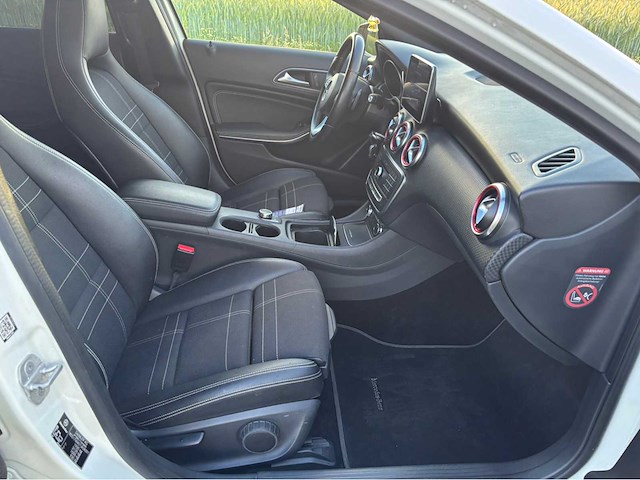 Mercedes-benz a180 amg line personenauto - afbeelding 22 van  37