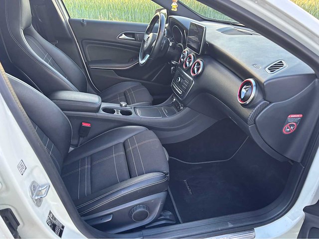 Mercedes-benz a180 amg line personenauto - afbeelding 25 van  37