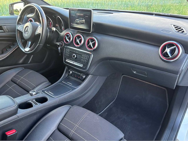 Mercedes-benz a180 amg line personenauto - afbeelding 26 van  37