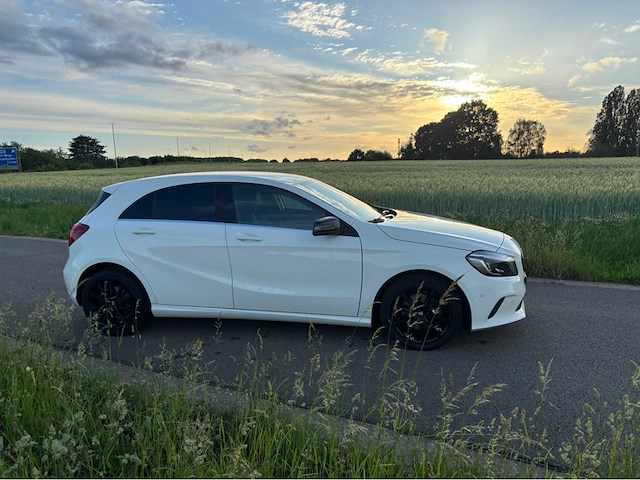 Mercedes-benz a180 amg line personenauto - afbeelding 34 van  37