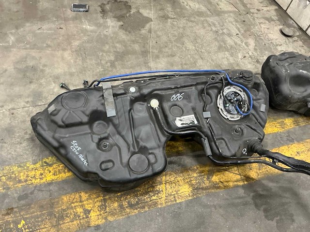 Mercedes-benz brandstoftank (60x) - afbeelding 1 van  4