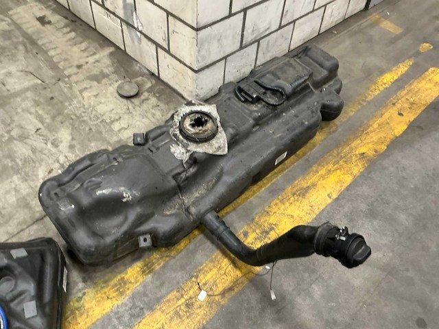 Mercedes-benz brandstoftank (60x) - afbeelding 4 van  4