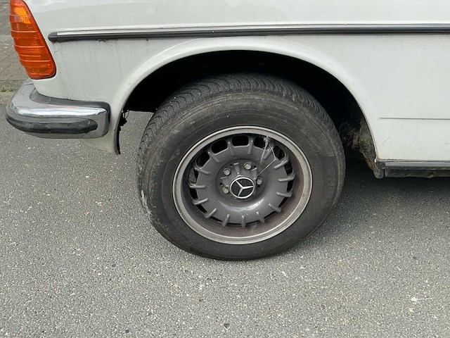 Mercedes-benz coupé 230ce oldtimer - afbeelding 32 van  32