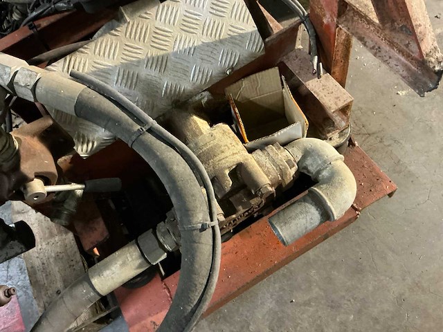 Mercedes-benz dieselmotor met hydraulisch pomp - afbeelding 2 van  7