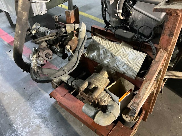 Mercedes-benz dieselmotor met hydraulisch pomp - afbeelding 7 van  7