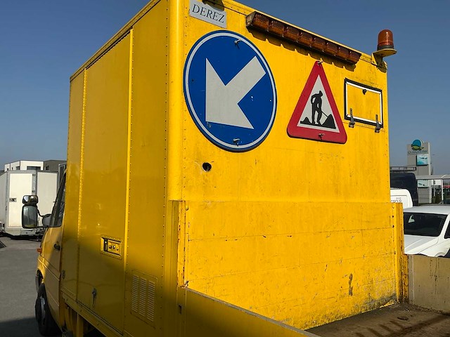 Mercedes-benz lichte vrachtwagen - afbeelding 2 van  18