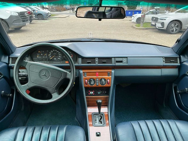 Mercedes-benz longversion e200 oldtimer - afbeelding 8 van  12