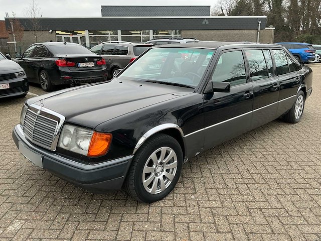 Mercedes-benz longversion e200 oldtimer - afbeelding 1 van  12