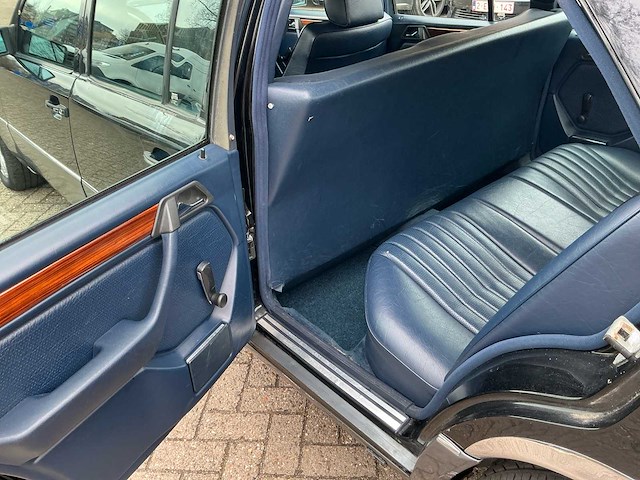 Mercedes-benz longversion e200 oldtimer - afbeelding 7 van  30