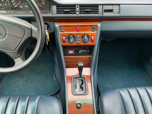 Mercedes-benz longversion e200 oldtimer - afbeelding 11 van  30