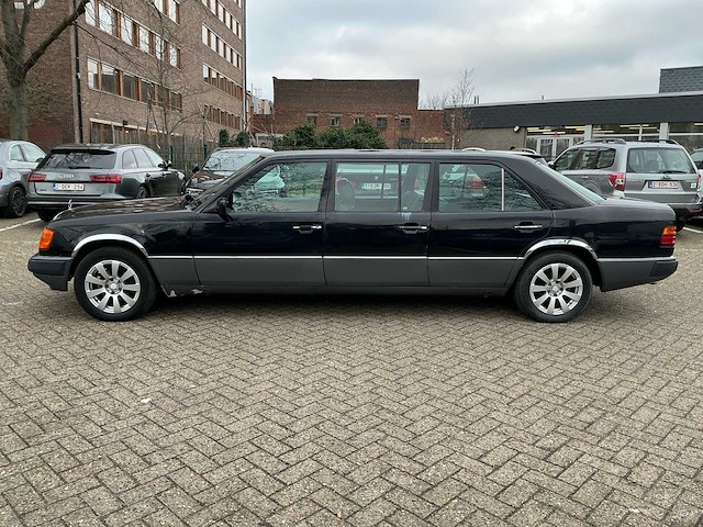 Mercedes-benz longversion e200 oldtimer - afbeelding 12 van  30