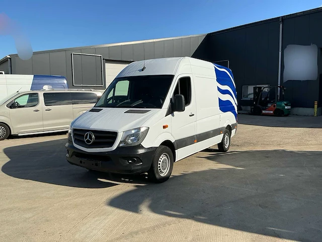 Mercedes-benz sprinter 214 cdi bedrijfswagen met webasto en trekhaak - afbeelding 1 van  45