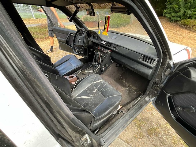 Mercedes e230w124 oldtimer - afbeelding 7 van  34