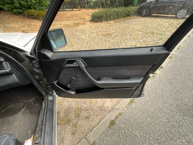 Mercedes e230w124 oldtimer - afbeelding 8 van  34