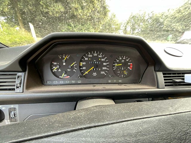 Mercedes e230w124 oldtimer - afbeelding 11 van  34