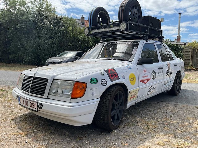 Mercedes e230w124 oldtimer - afbeelding 1 van  34