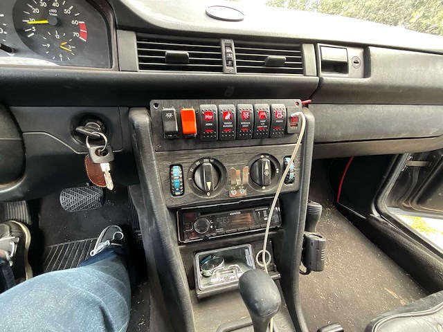 Mercedes e230w124 oldtimer - afbeelding 13 van  34