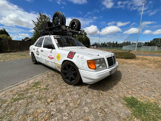 Mercedes e230w124 oldtimer - afbeelding 32 van  34