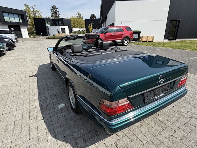 Mercedes e320 - afbeelding 9 van  26