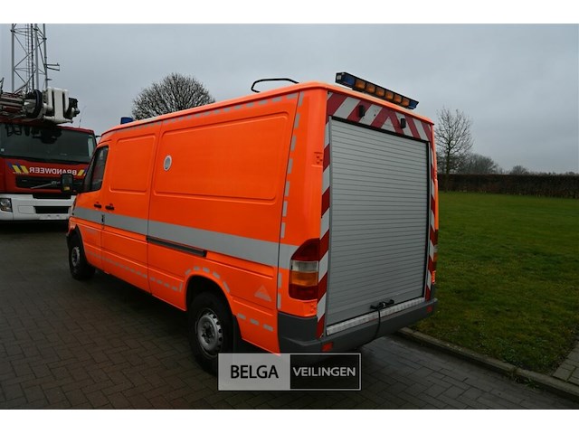 Mercedes lichte vrachtwagen - afbeelding 11 van  23
