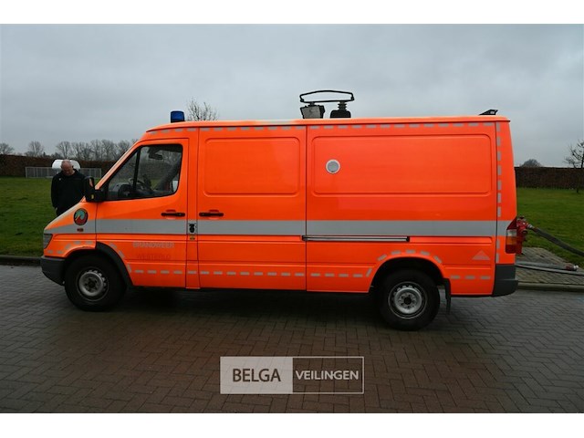 Mercedes lichte vrachtwagen - afbeelding 13 van  23