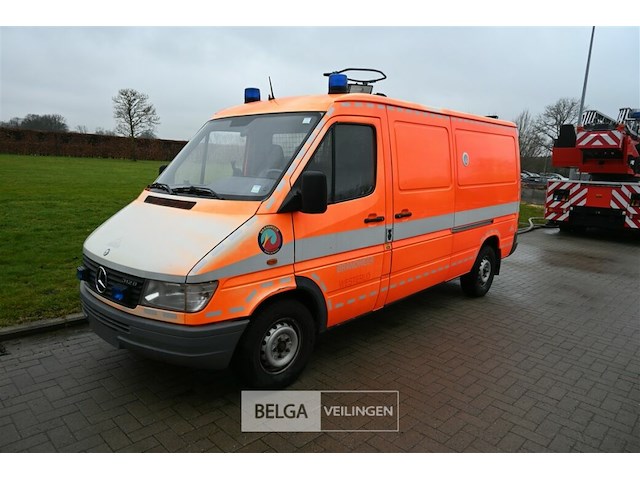 Mercedes lichte vrachtwagen - afbeelding 14 van  23