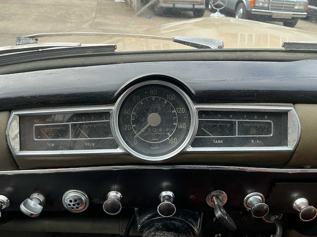 Mercedes ponton 190 oldtimer - afbeelding 10 van  25