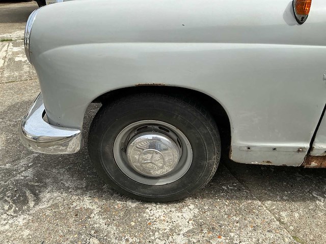 Mercedes ponton 190d oldtimer - afbeelding 2 van  24