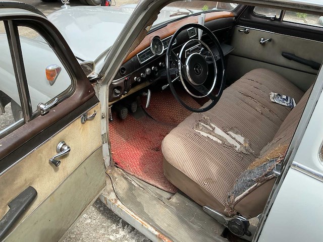 Mercedes ponton 190d oldtimer - afbeelding 6 van  24