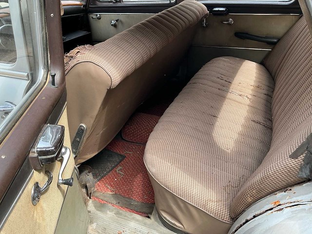 Mercedes ponton 190d oldtimer - afbeelding 7 van  24
