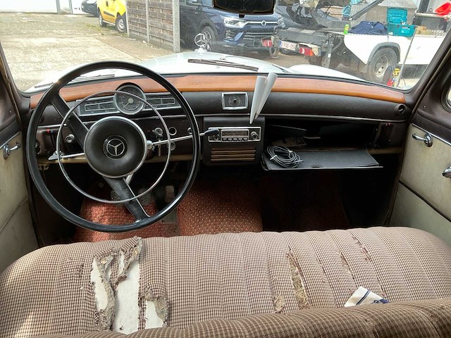 Mercedes ponton 190d oldtimer - afbeelding 8 van  24