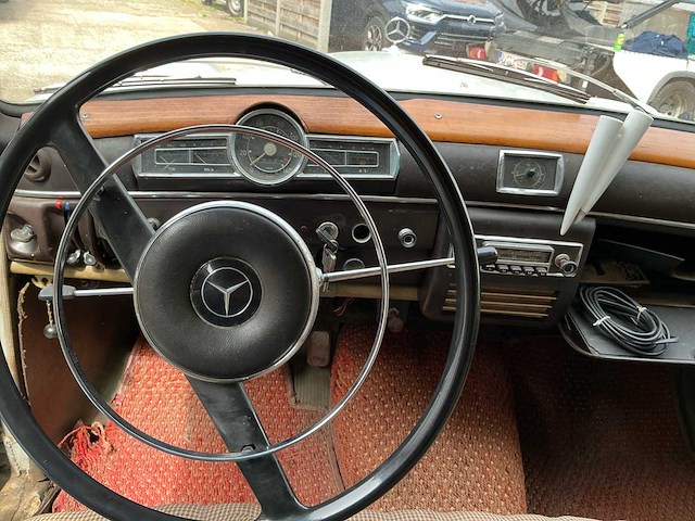 Mercedes ponton 190d oldtimer - afbeelding 10 van  24