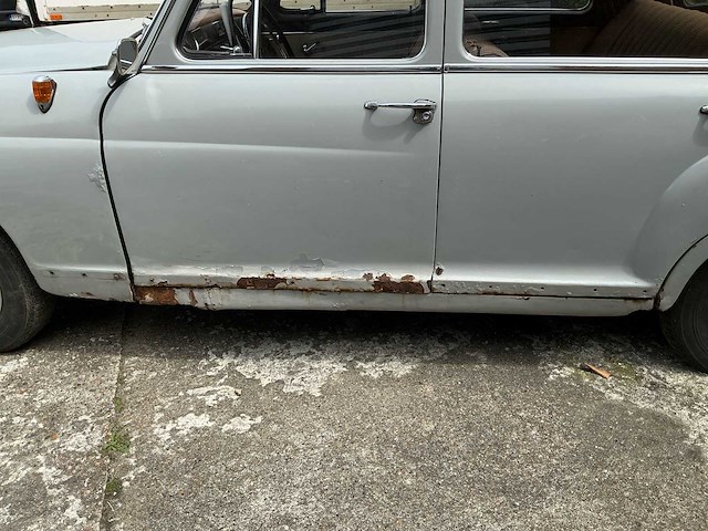 Mercedes ponton 190d oldtimer - afbeelding 11 van  24