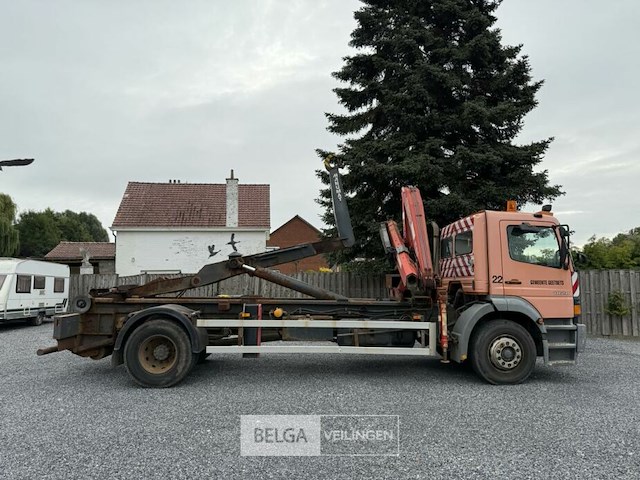 Mercedes vrachtwagen met containersysteem en fassi kraan - afbeelding 4 van  23
