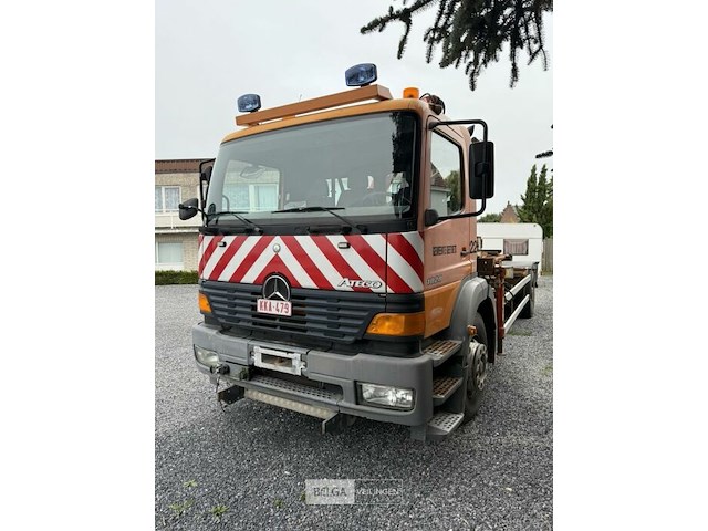 Mercedes vrachtwagen met containersysteem en fassi kraan - afbeelding 5 van  23