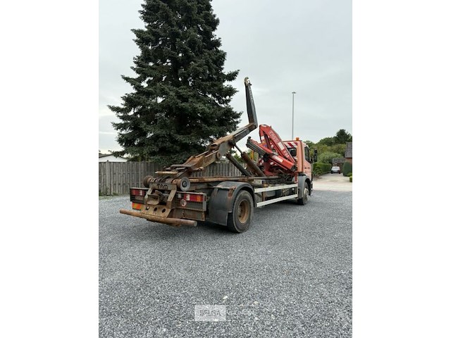 Mercedes vrachtwagen met containersysteem en fassi kraan - afbeelding 6 van  23